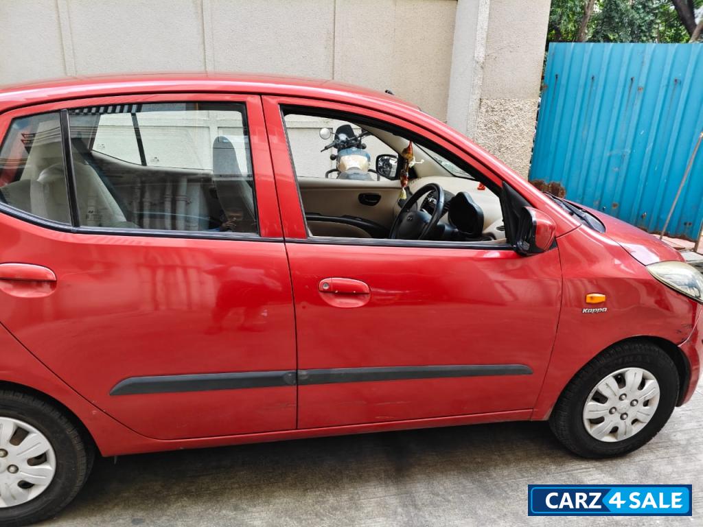 Red Hyundai i10 Magna