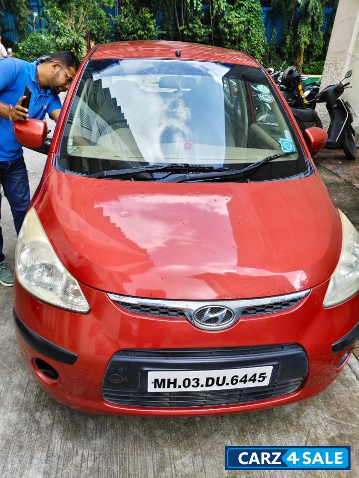 Red Hyundai i10 Magna