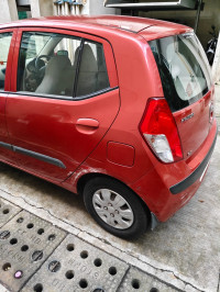 Red Hyundai i10 Magna