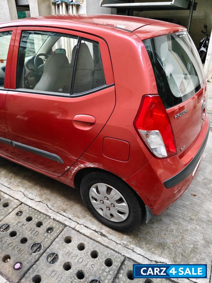 Red Hyundai i10 Magna
