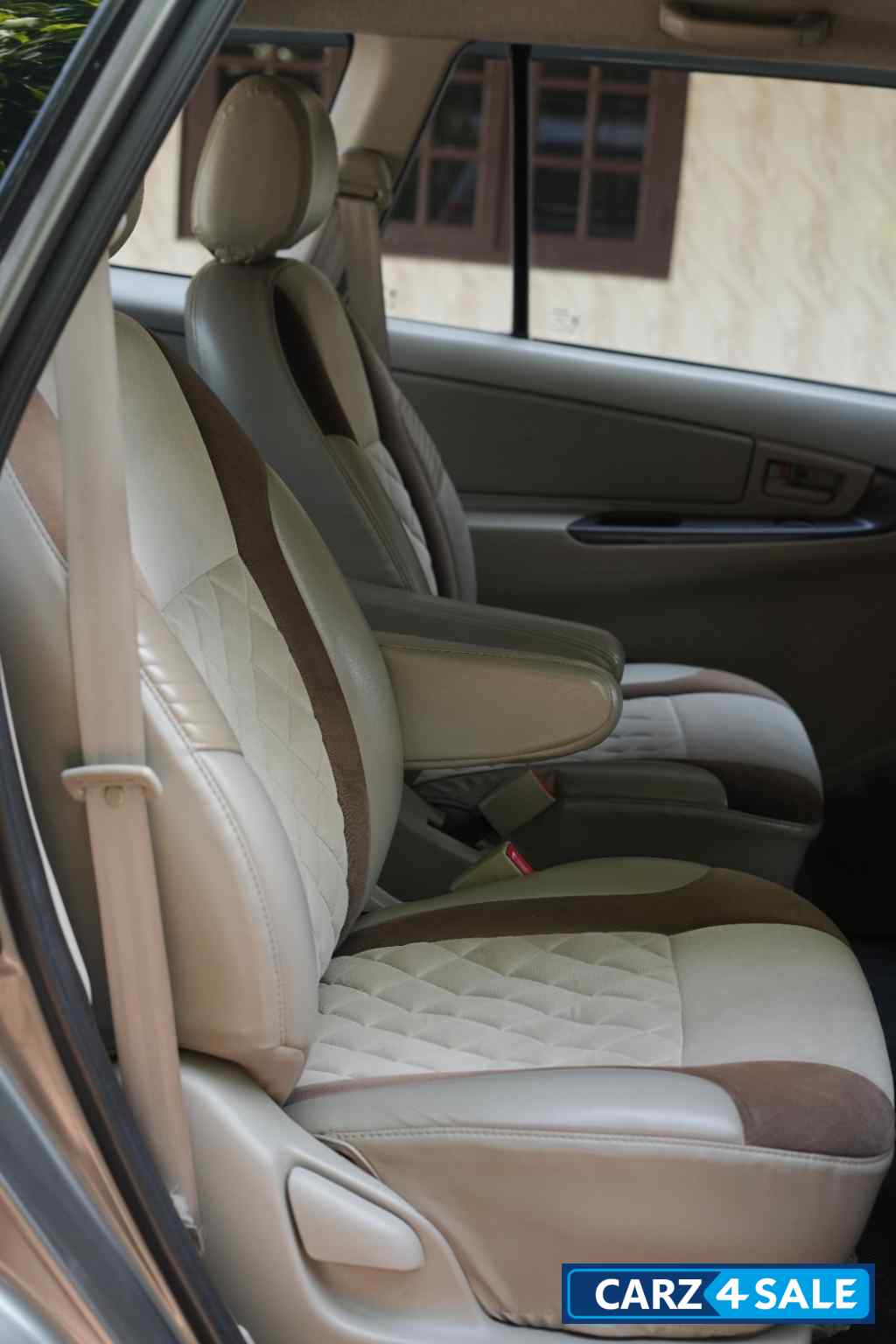 Grey Toyota Innova 2014 G4 .Company service