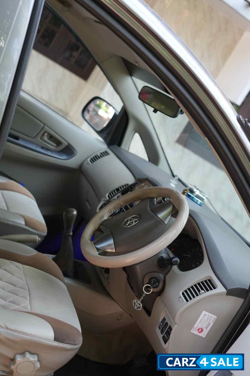 Grey Toyota Innova 2014 G4 .Company service