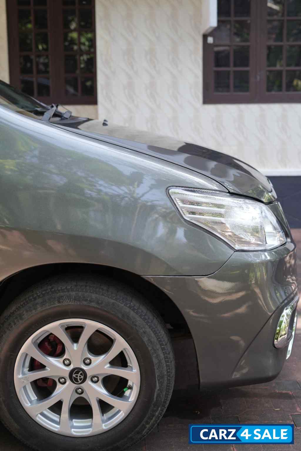 Grey Toyota Innova 2014 G4 .Company service