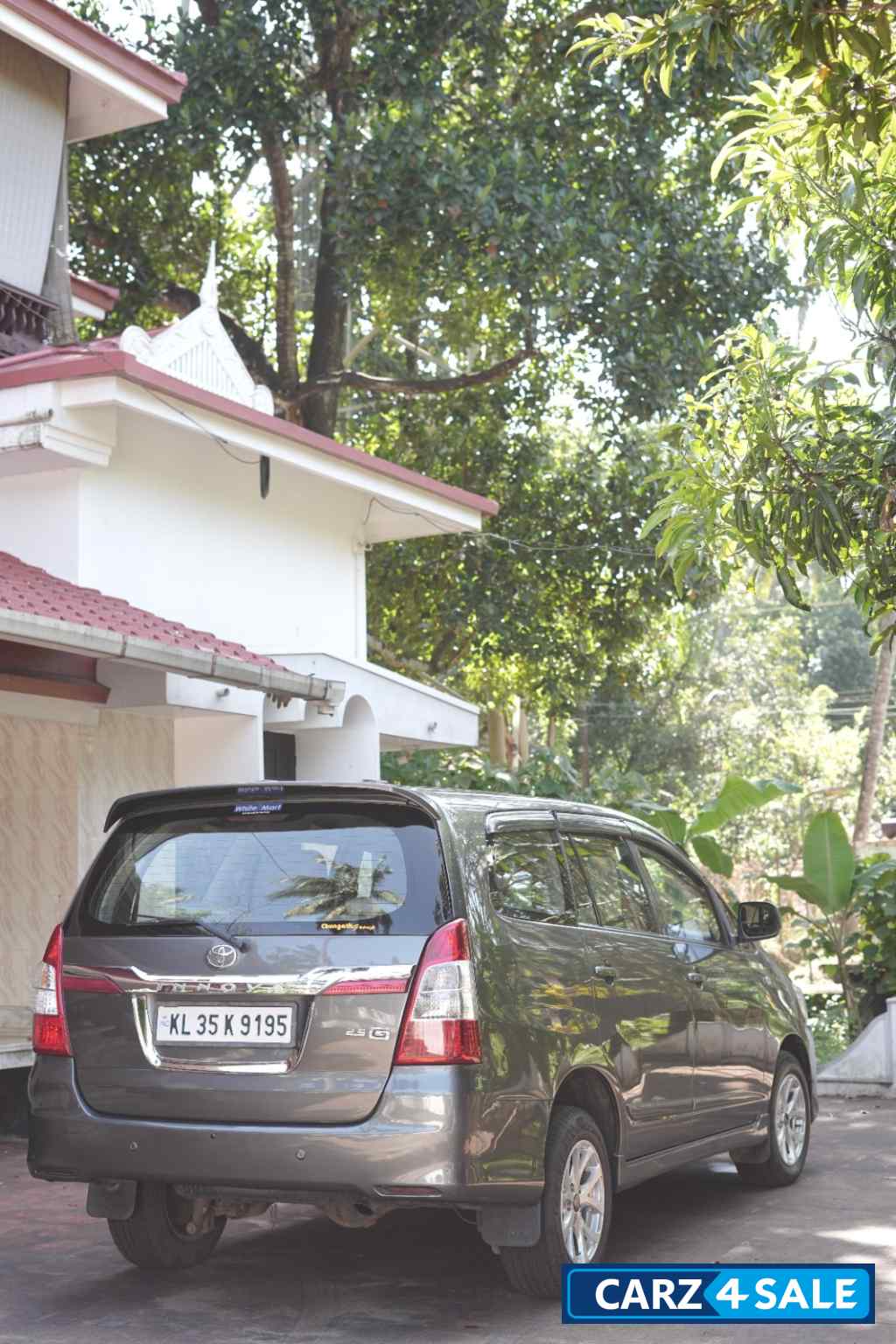 Grey Toyota Innova 2014 G4 .Company service