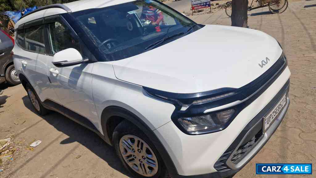 White Kia Carens Premium(O) 7seater Petrol/Cng
