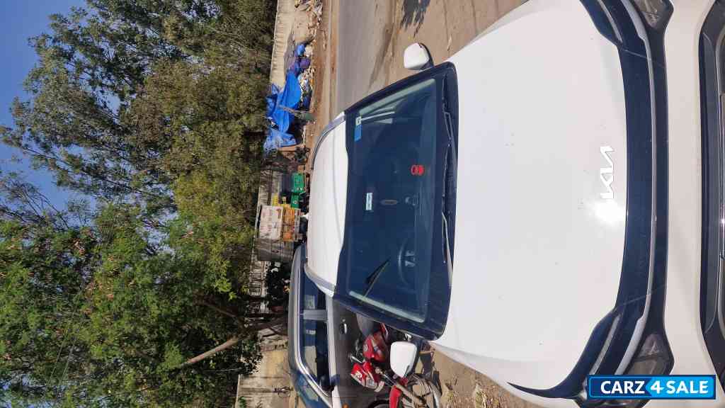 White Kia Carens Premium(O) 7seater Petrol/Cng