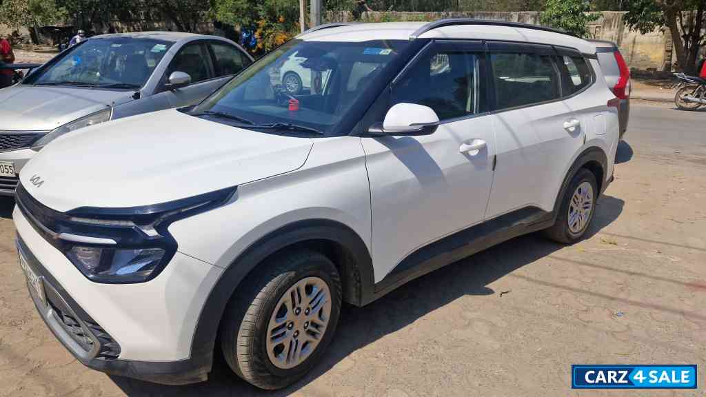 White Kia Carens Premium(O) 7seater Petrol/Cng