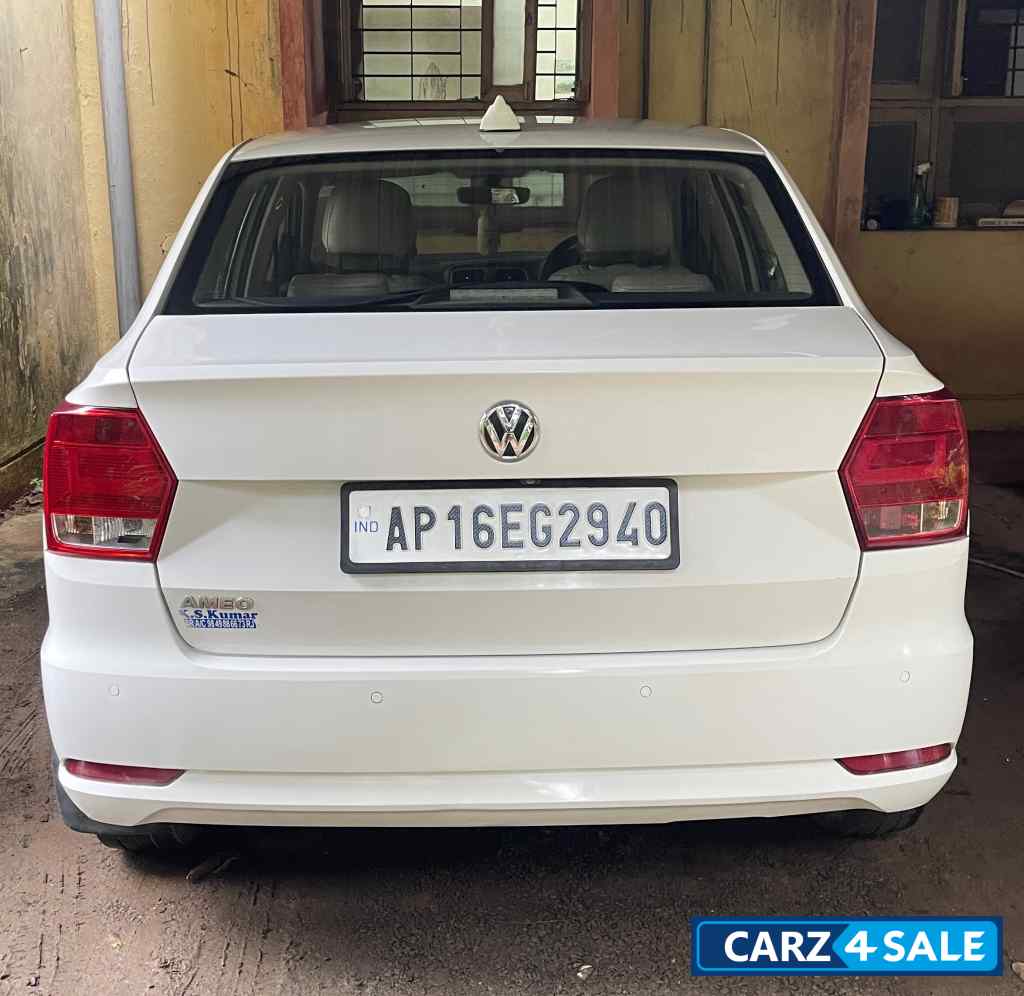 White Volkswagen Ameo White Volkswagen Ameo
