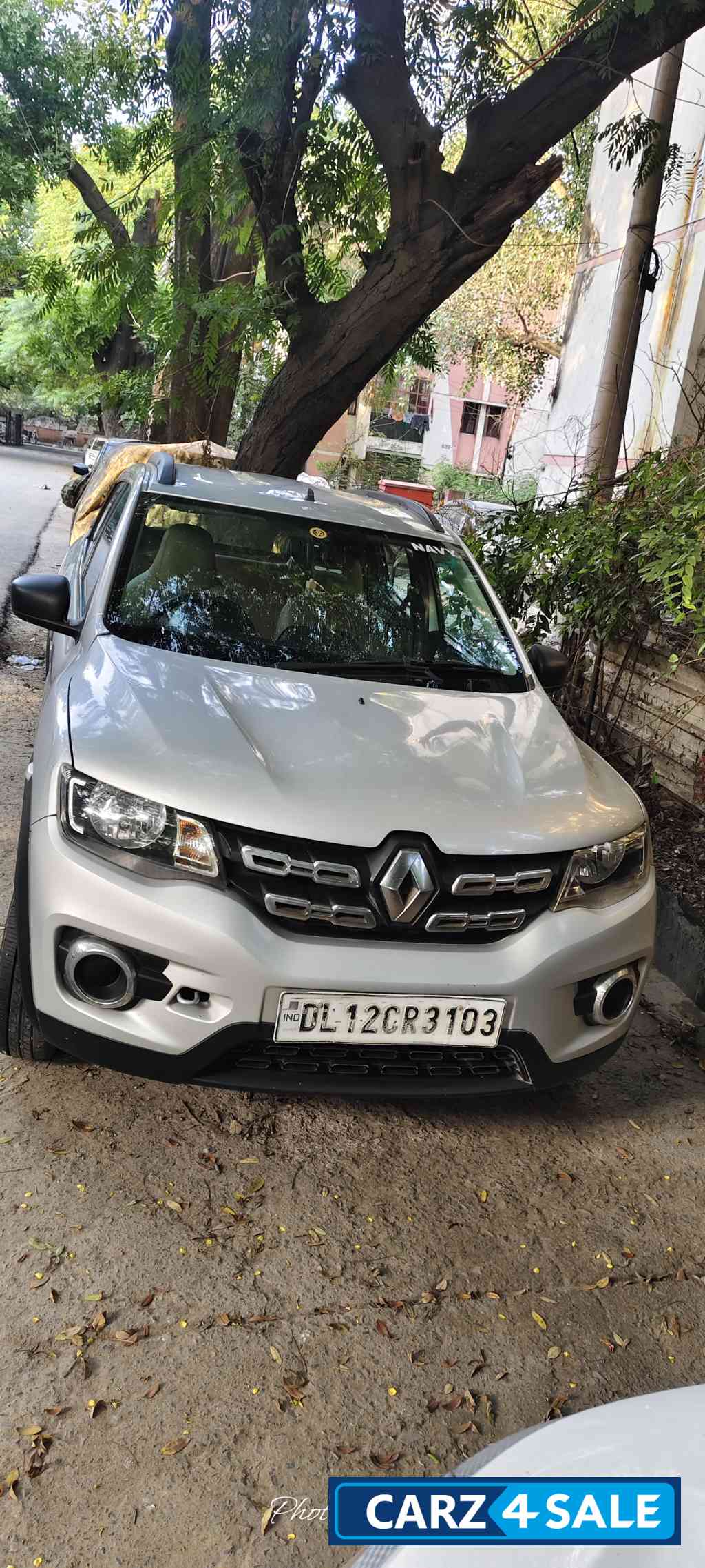 Moon Silver Renault Kwid RXL