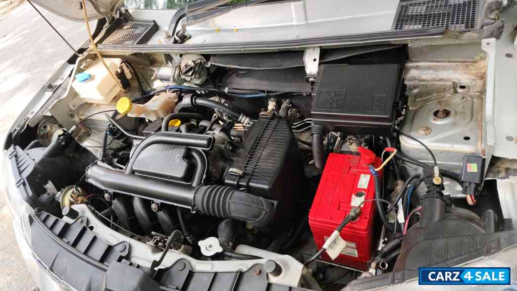 Moon Silver Renault Kwid RXL