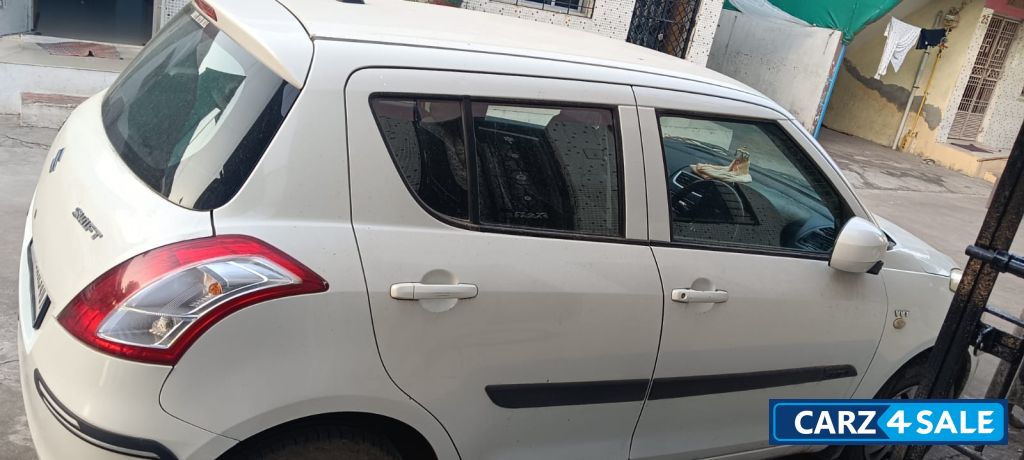 White Maruti Suzuki Swift LXI (O)