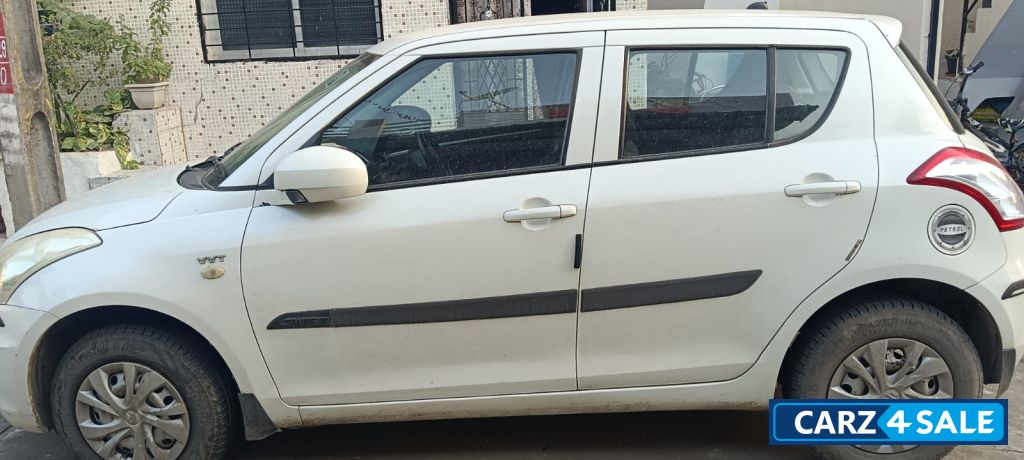 White Maruti Suzuki Swift LXI (O)