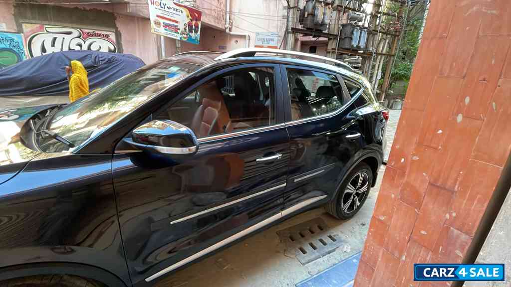 Starry Black MG Astor Savvy 1.5 CVT S Red