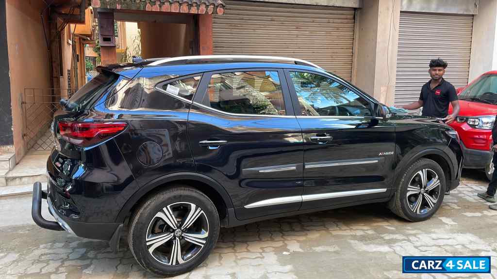 Starry Black MG Astor Savvy 1.5 CVT S Red