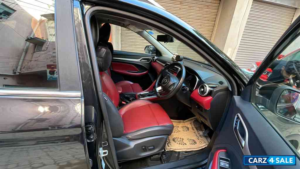 Starry Black MG Astor Savvy 1.5 CVT S Red