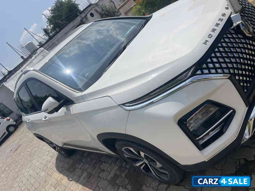 White MG Hector Plus SHARP PRO