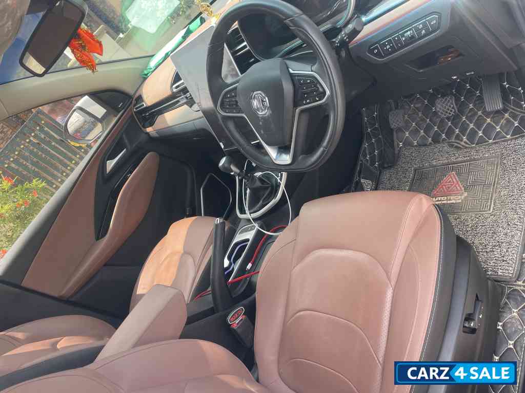 White MG Hector Plus SHARP PRO