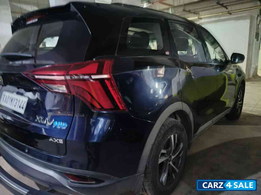 Midnight Black Mahindra XUV700 AX5 7 str