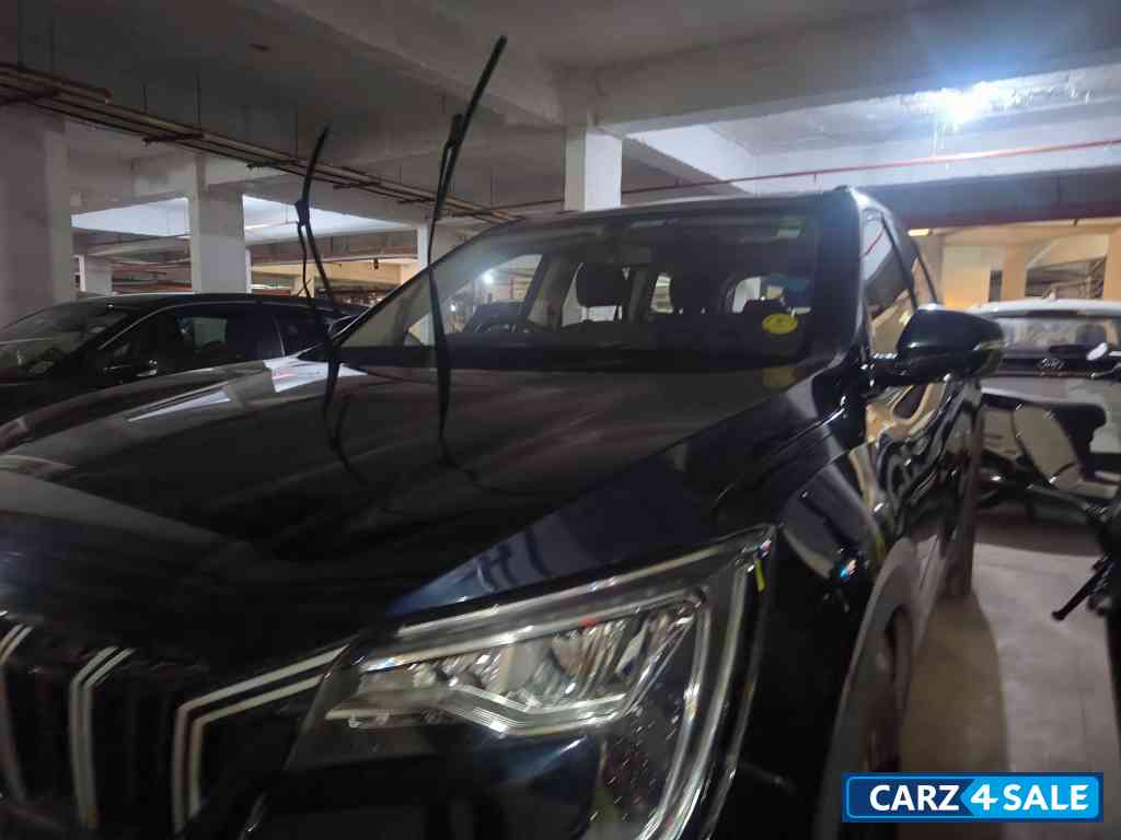 Midnight Black Mahindra XUV700 AX5 7 str