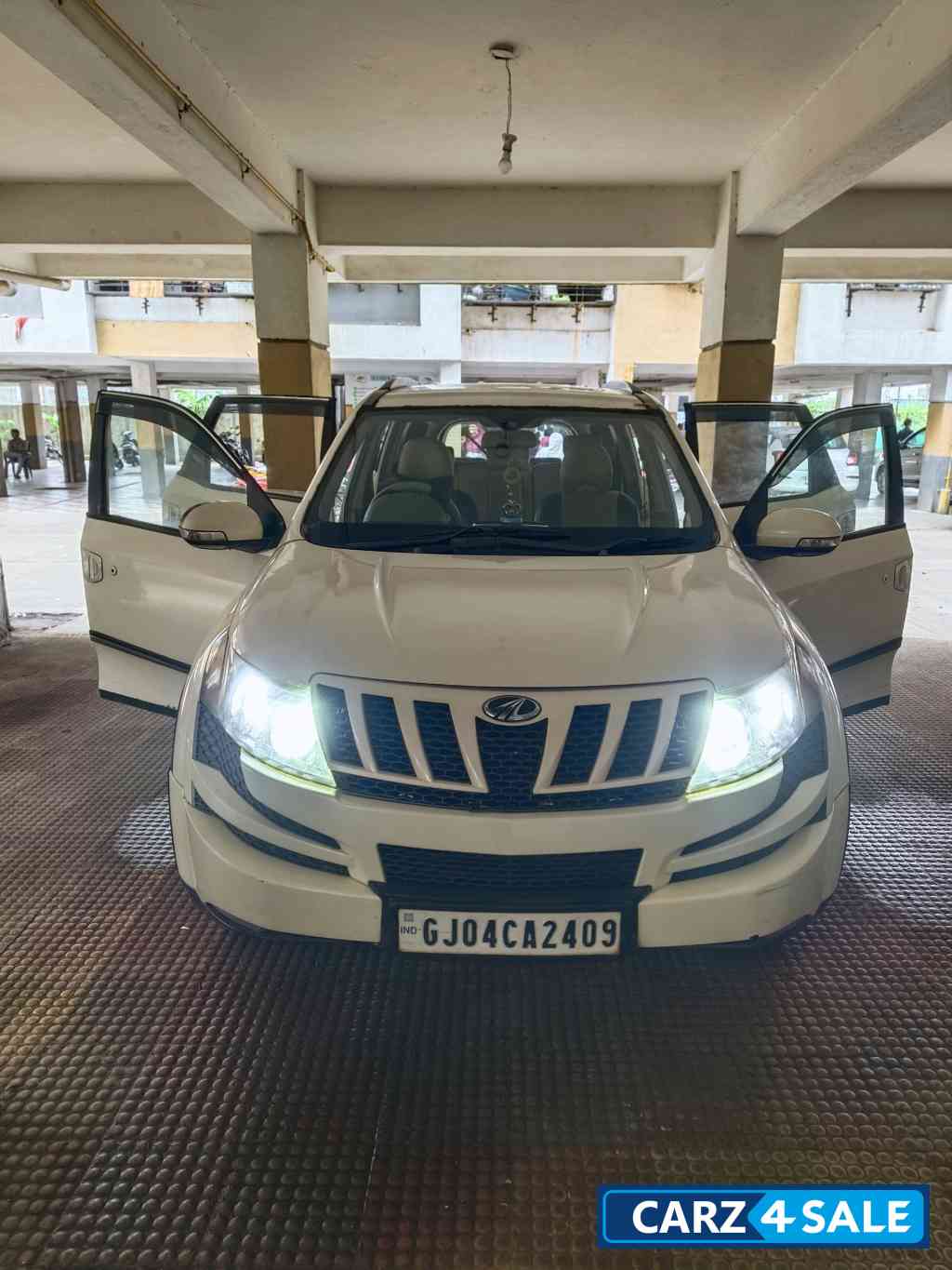 White Mahindra XUV 500 W8 White Mahindra XUV 500 W8