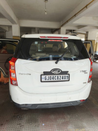 White Mahindra XUV 500 W8