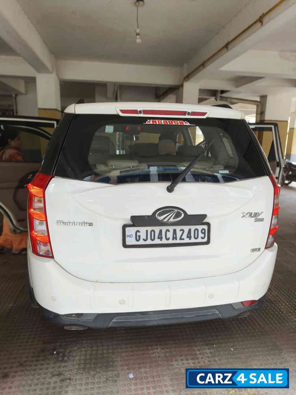 White Mahindra XUV 500 W8 White Mahindra XUV 500 W8