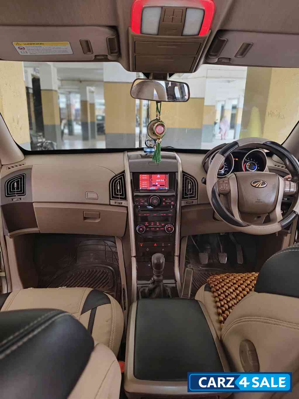 White Mahindra XUV 500 W8 White Mahindra XUV 500 W8