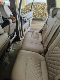 White Mahindra XUV 500 W8