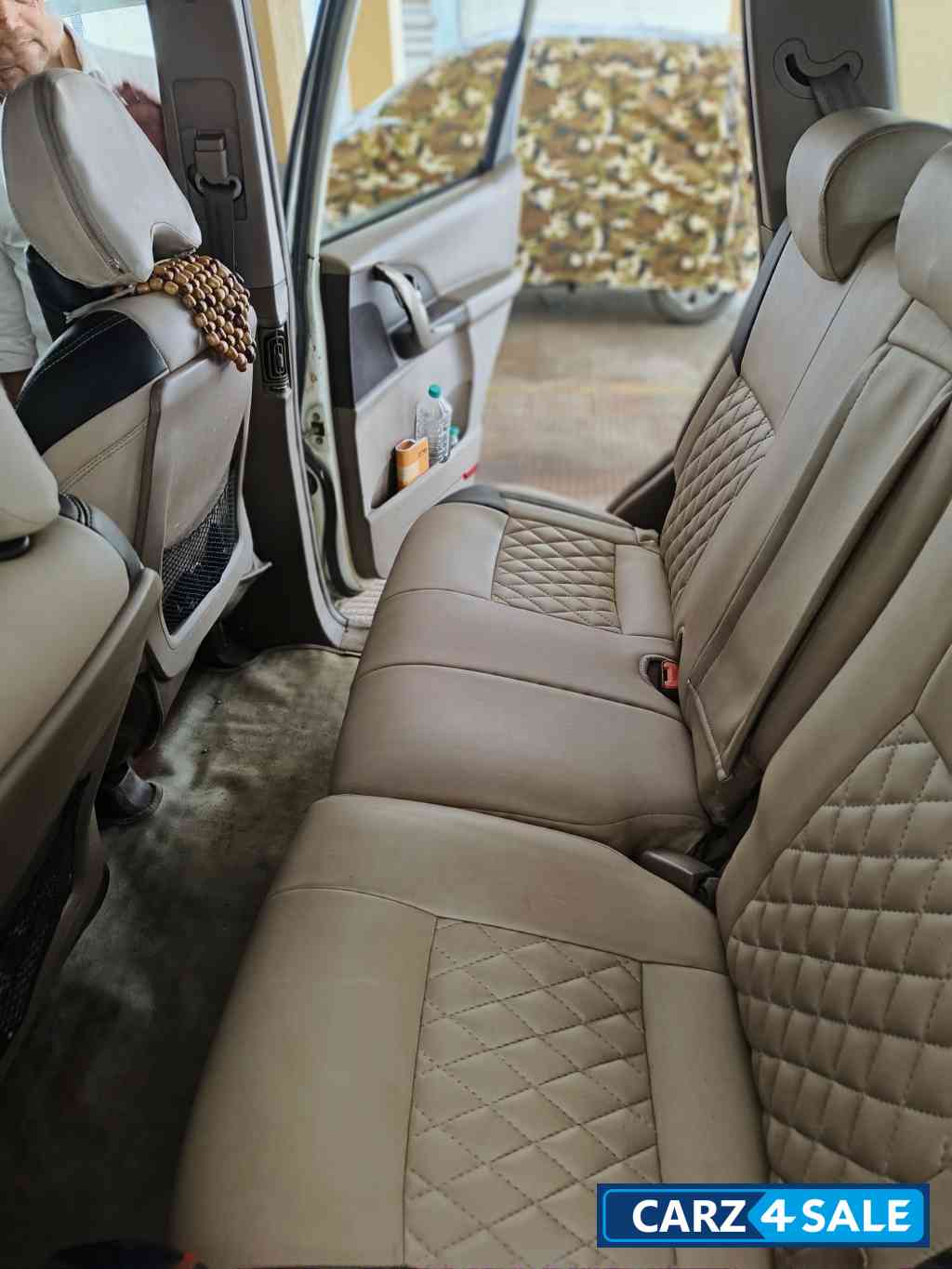 White Mahindra XUV 500 W8 White Mahindra XUV 500 W8