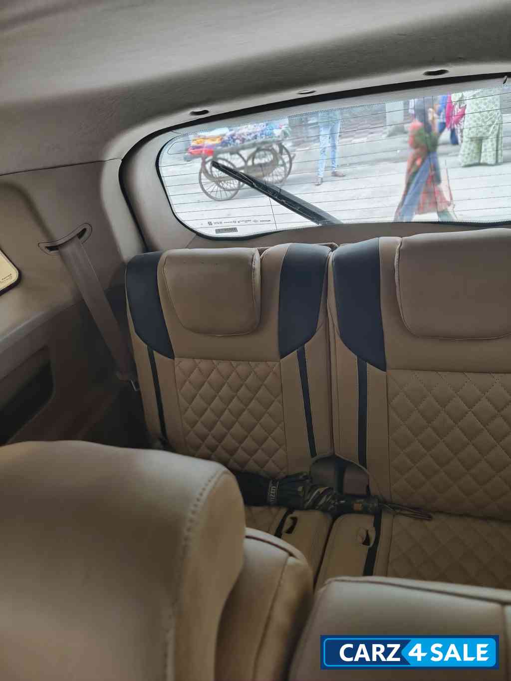 White Mahindra XUV 500 W8 White Mahindra XUV 500 W8