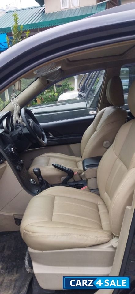 Mahindra XUV 500 W10