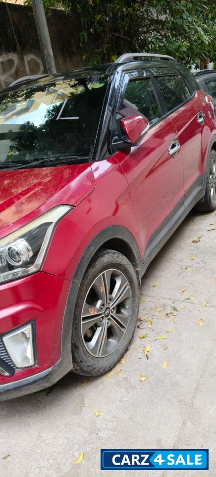 Red Hyundai Creta