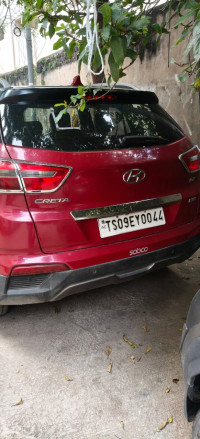 Red Hyundai Creta