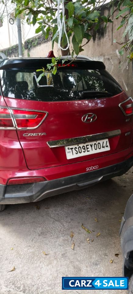 Red Hyundai Creta
