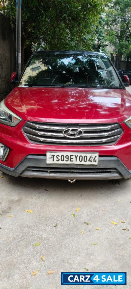 Red Hyundai Creta