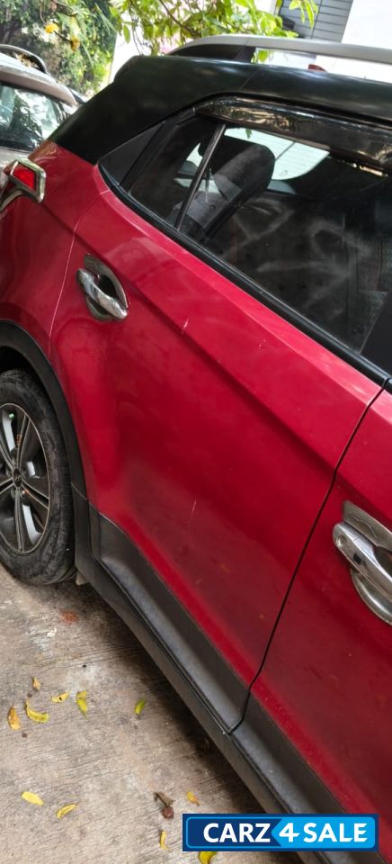 Red Hyundai Creta