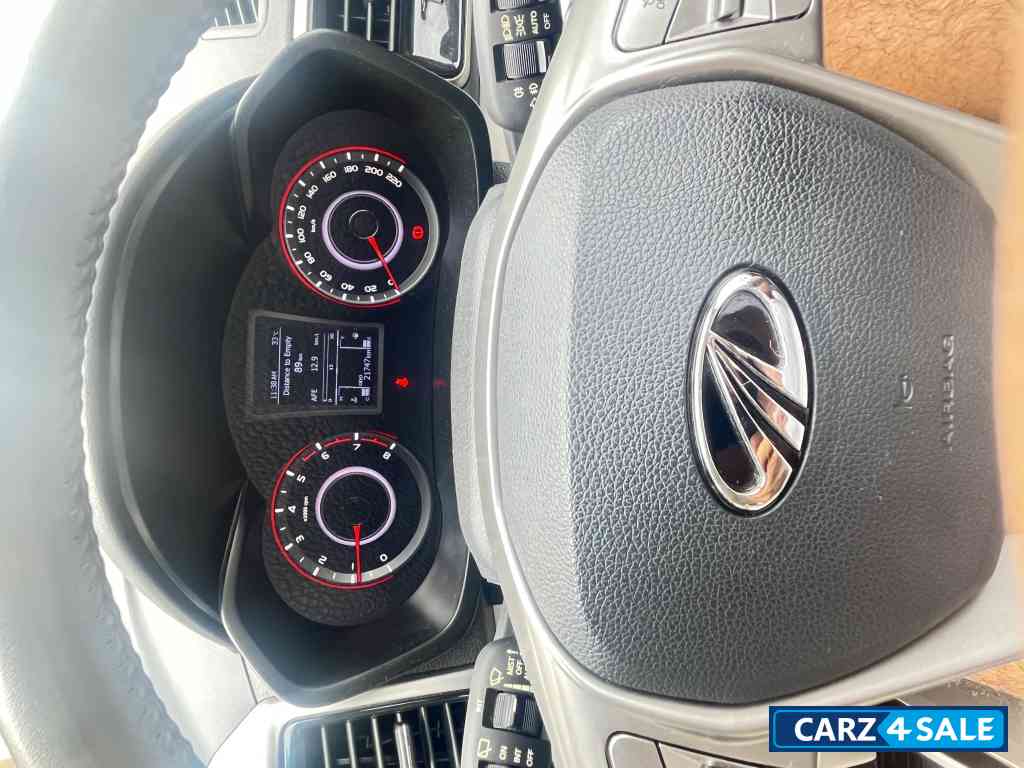 Nepoli Black Mahindra XUV300 W8 Optional 1.2 Petrol Manual BS6