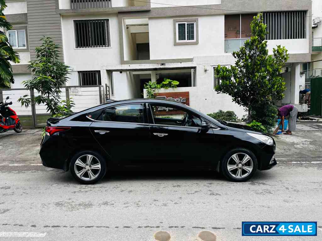 Black Hyundai Verna 1.6 SX VTVT