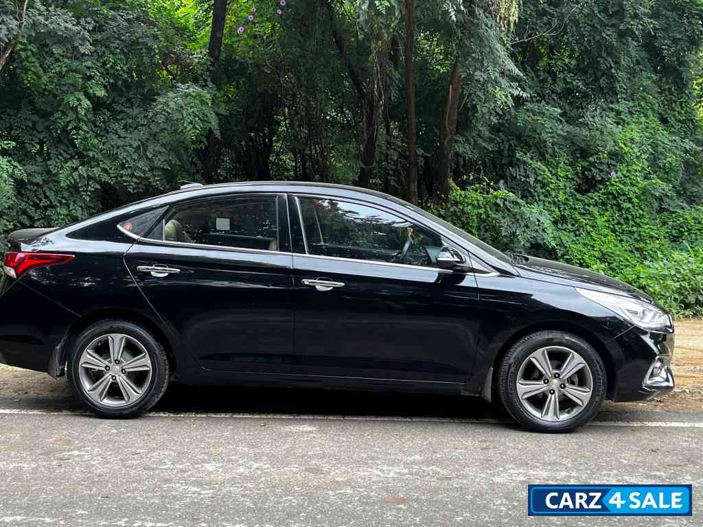 Black Hyundai Verna 1.6 SX VTVT