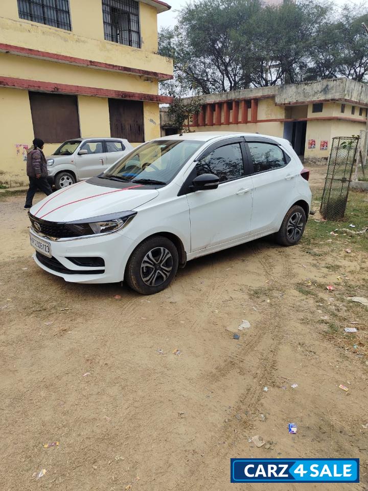 White Tata Tiago XT