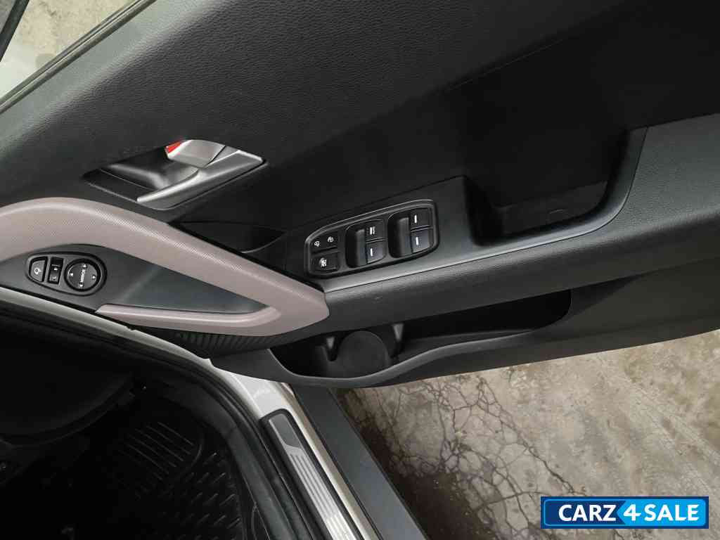 White Hyundai Creta 1.6 AT PETROL