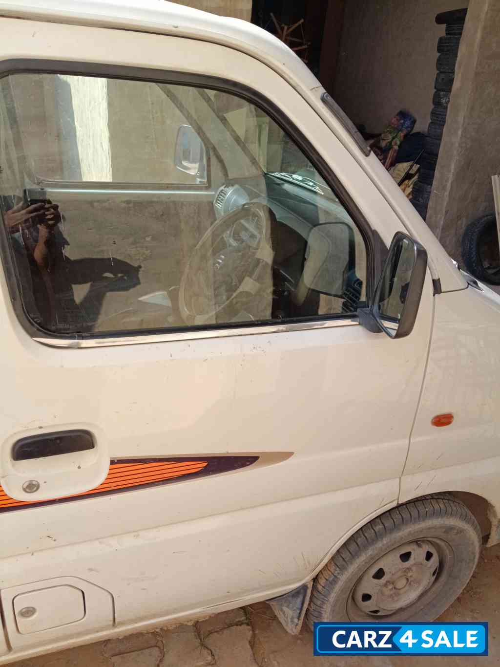 White Maruti Suzuki Eeco 5