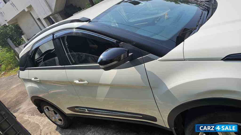 White Tata Nexon XZ