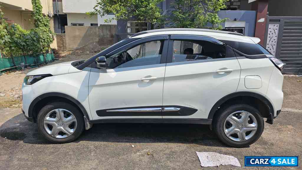 White Tata Nexon XZ