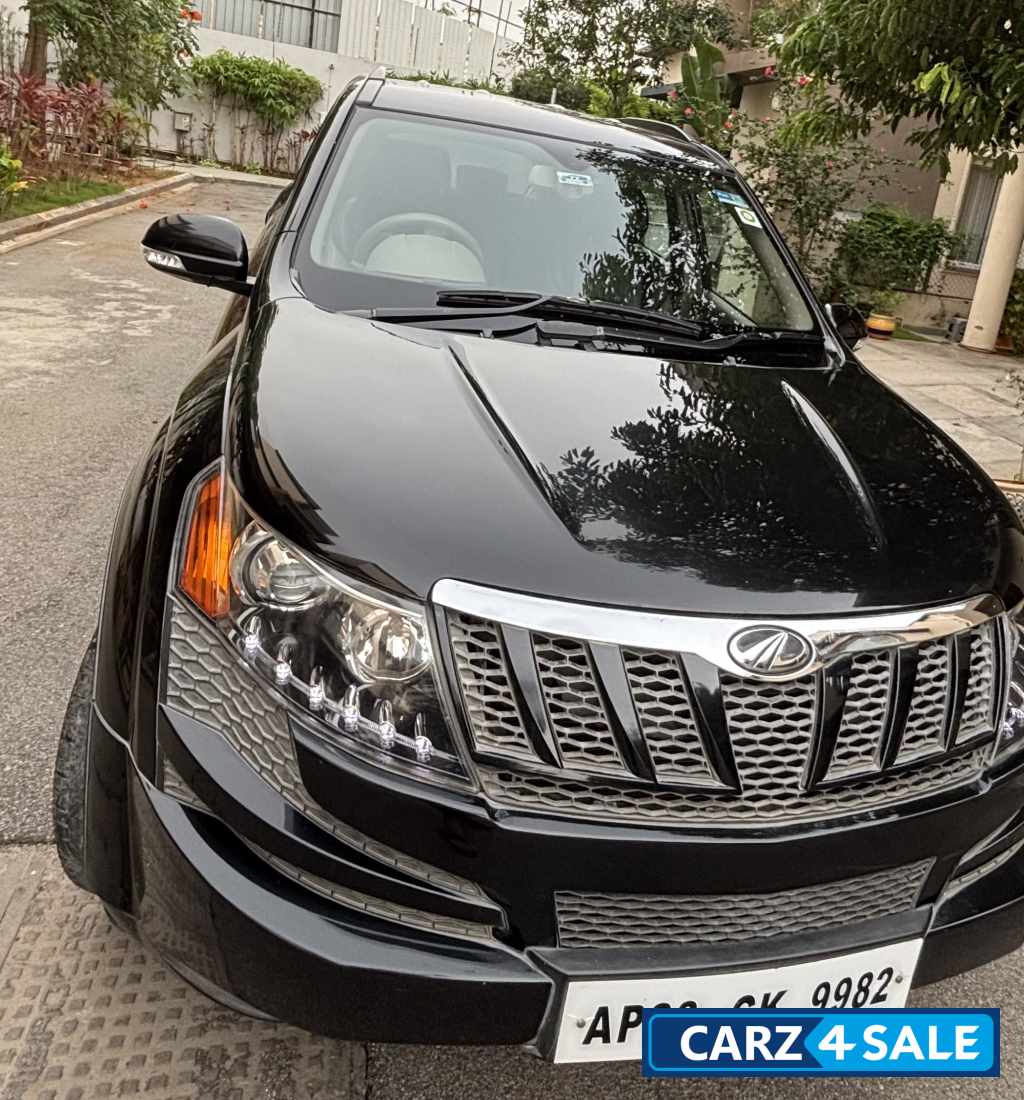 Black Mahindra XUV 500 W8