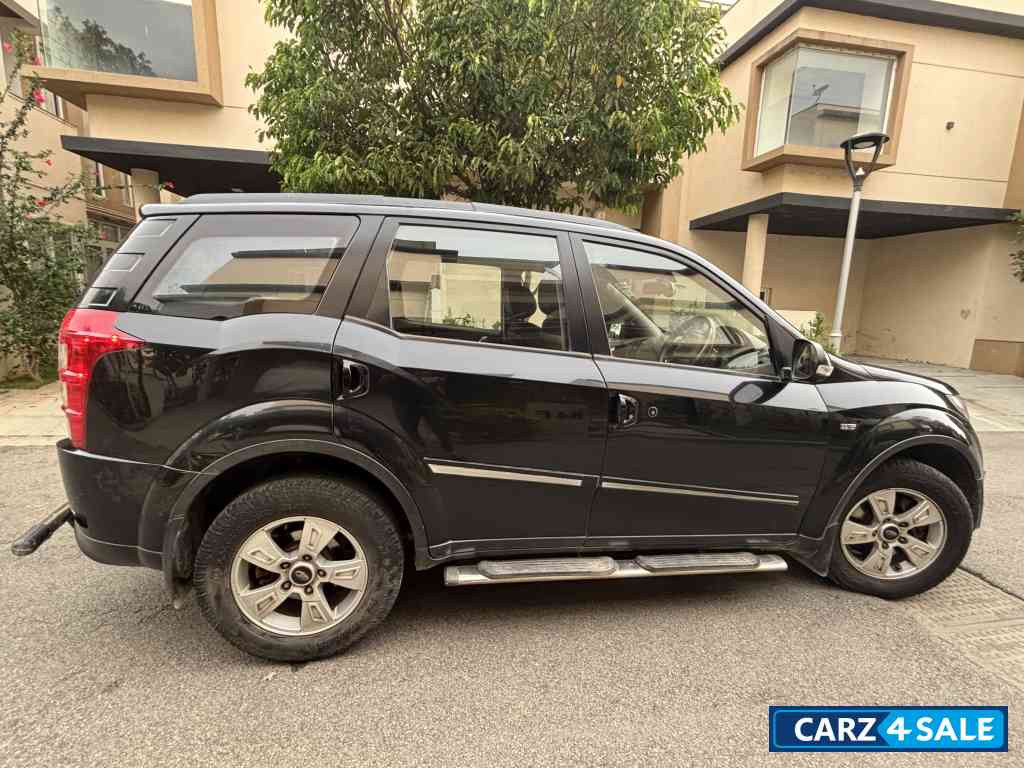 Black Mahindra XUV 500 W8