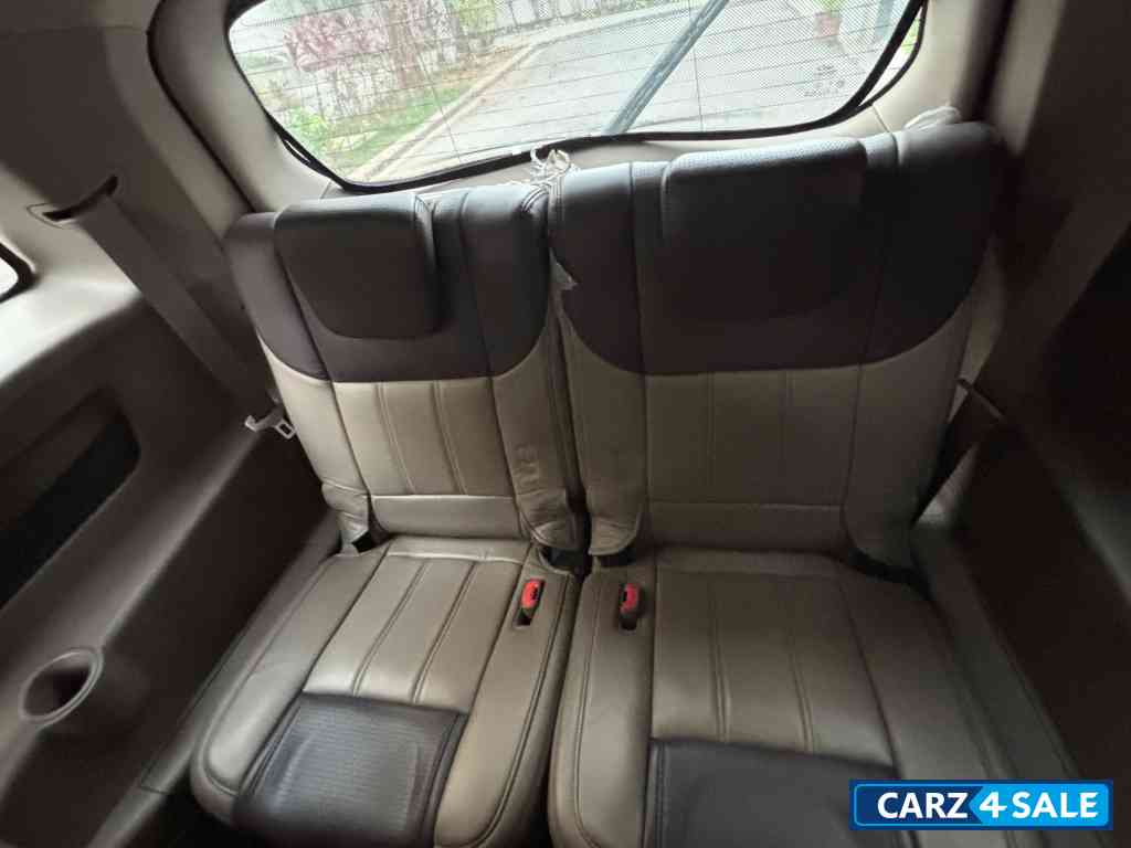 Black Mahindra XUV 500 W8