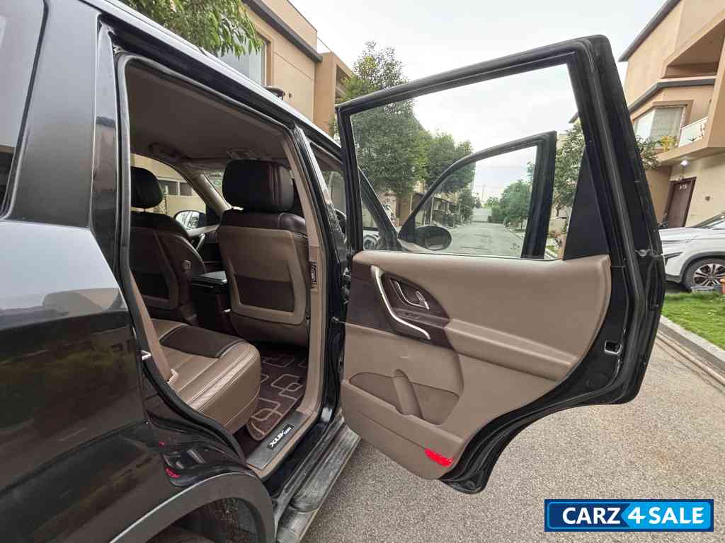 Black Mahindra XUV 500 W8