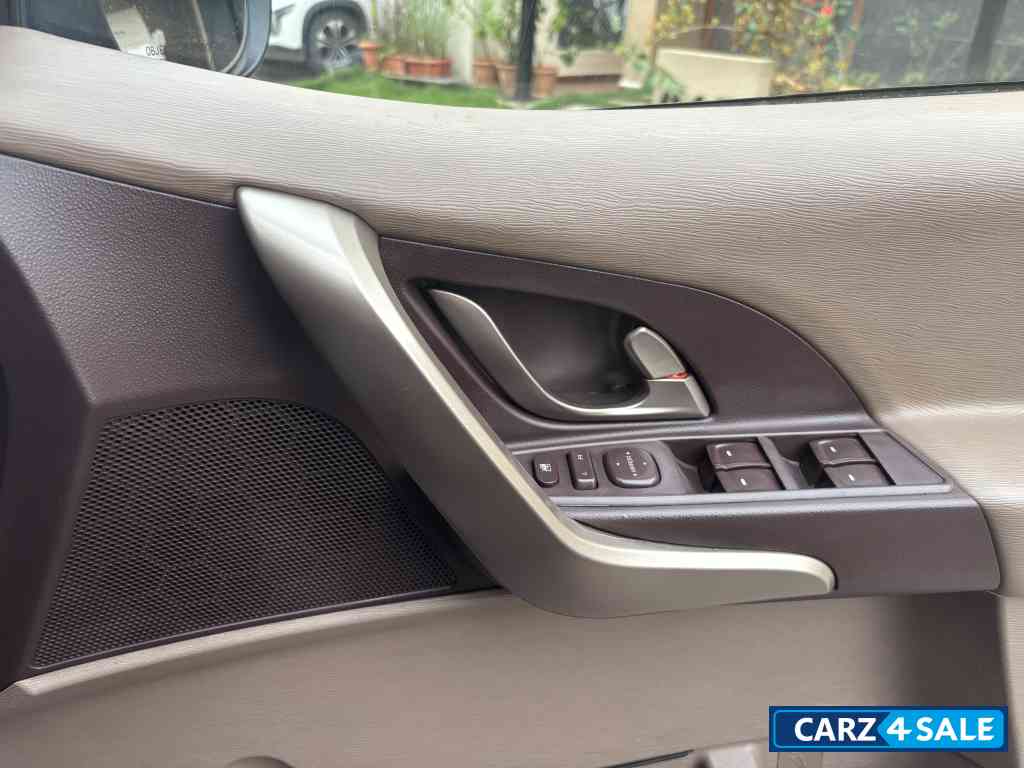 Black Mahindra XUV 500 W8