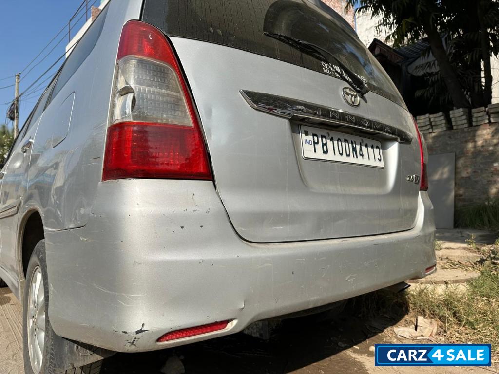 Silver Toyota Innova 2.5 VX 8S
